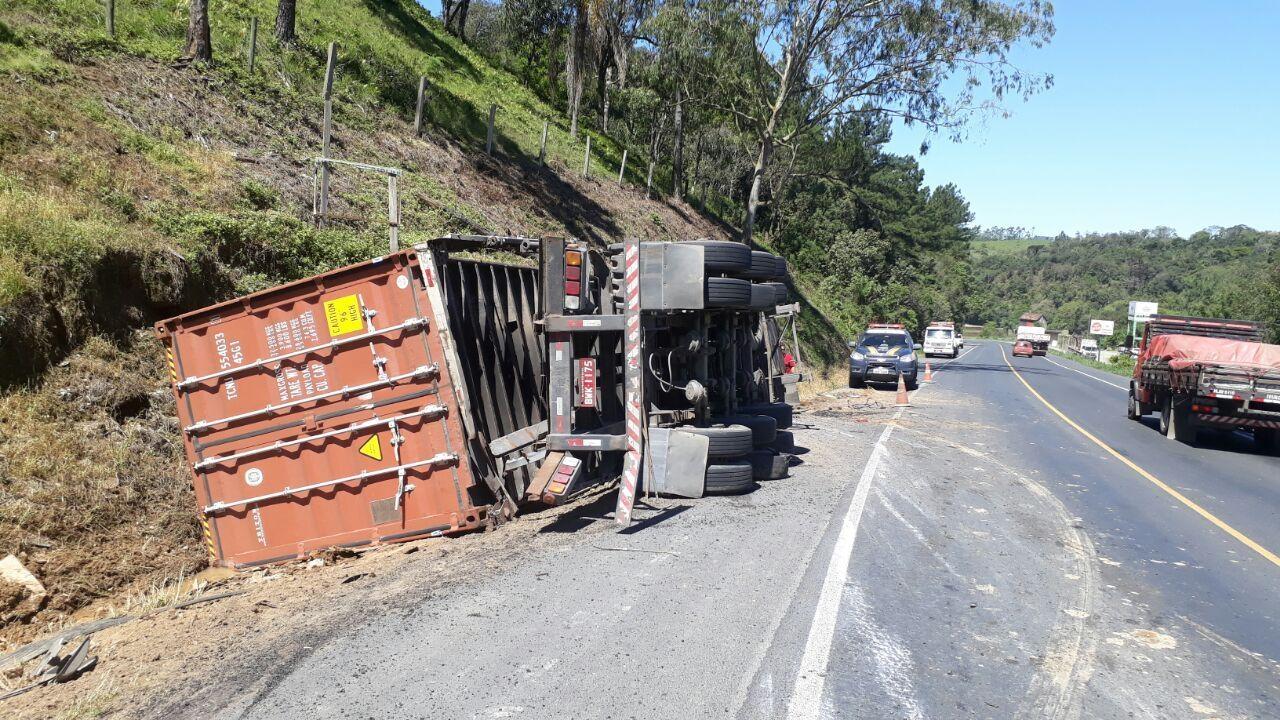 Carreta tomba na BR-470 em Pouso Redondo