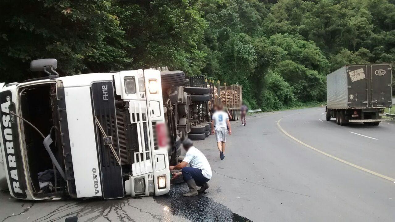 Carreta tomba na BR-470 em Pouso Redondo