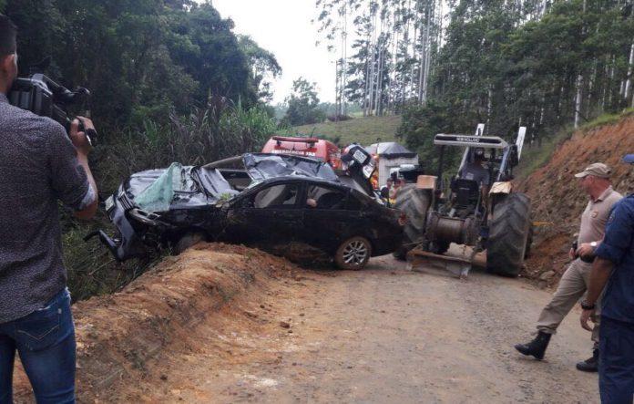 Carro cai em rio e duas pessoas morrem em Rio do Oeste 