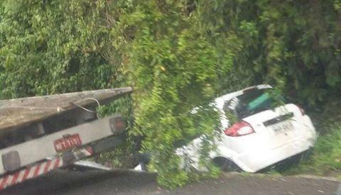 Carro capota e deixa três pessoas feridas na BR-470 em Pouso Redondo 