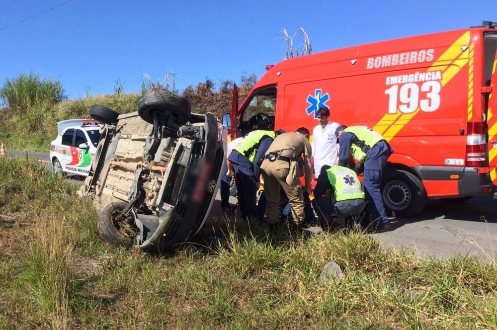 Carro capota na rodovia entre Agrolândia e Atalanta