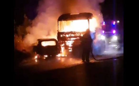 Carro e caminhão pegam fogo após acidente na SC-350
