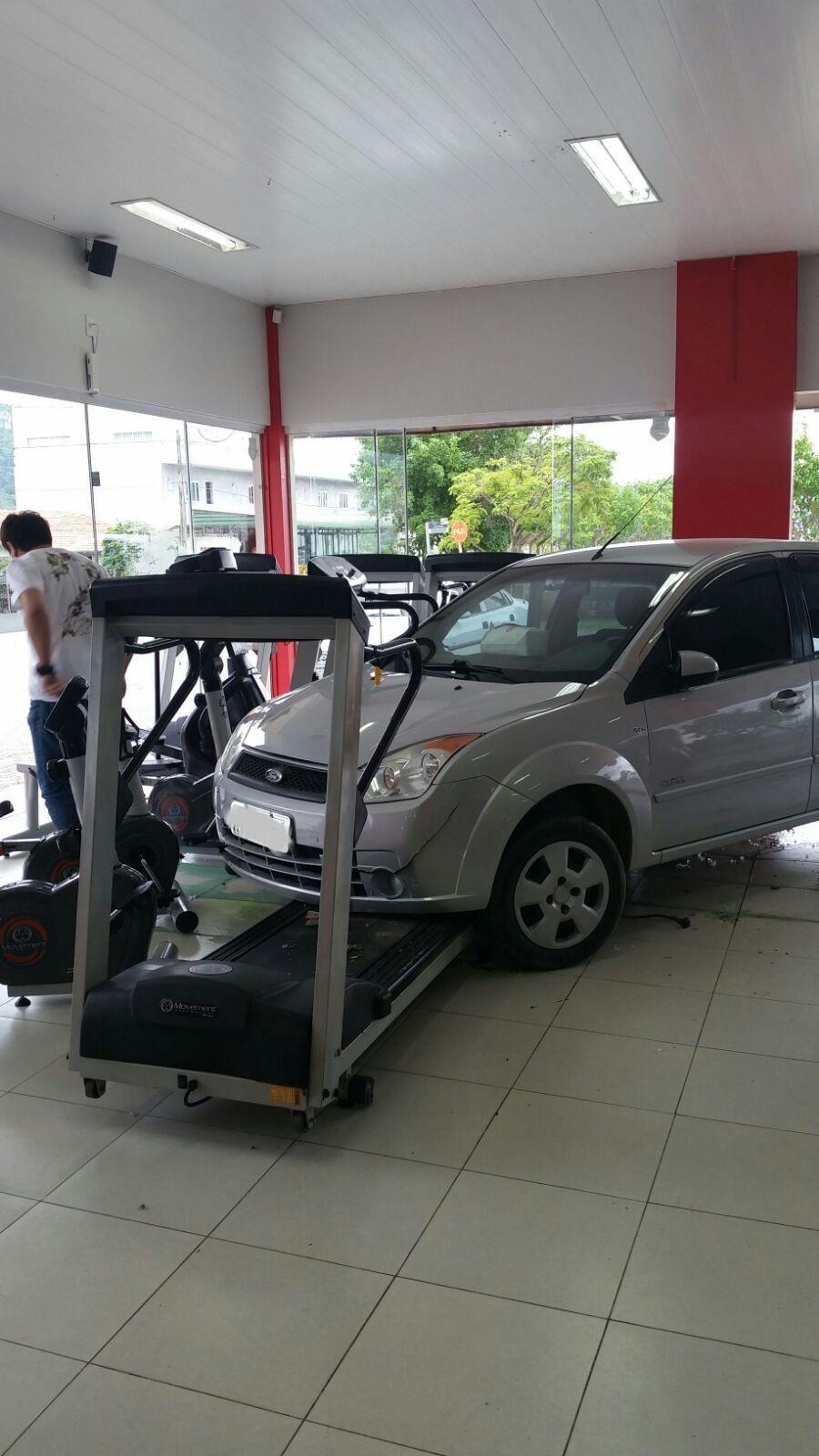 Carro invade academia em Ituporanga  