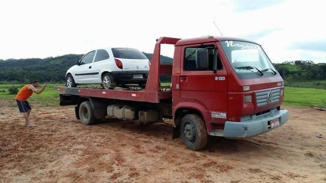 Carro invade o pátio de obras da barragem de Taió e acaba guinchado na tarde desta quarta-feira
