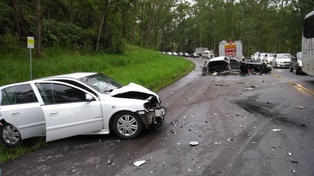 Carro parte ao meio em colisão frontal na BR-470 e sete ficam feridos no acidente