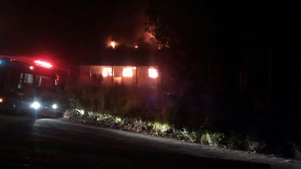 Casa é parcialmente destruída pelo fogo em Ituporanga