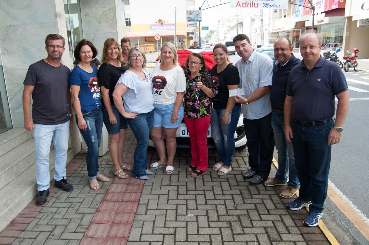 CDL de Ituporanga entrega veículo da promoção Show de Prêmios