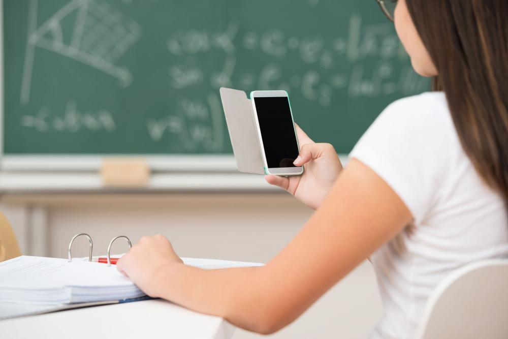 Celular na sala de aula: professores devem proibir ou tentar envolver os alunos utilizando as tecnologias?
