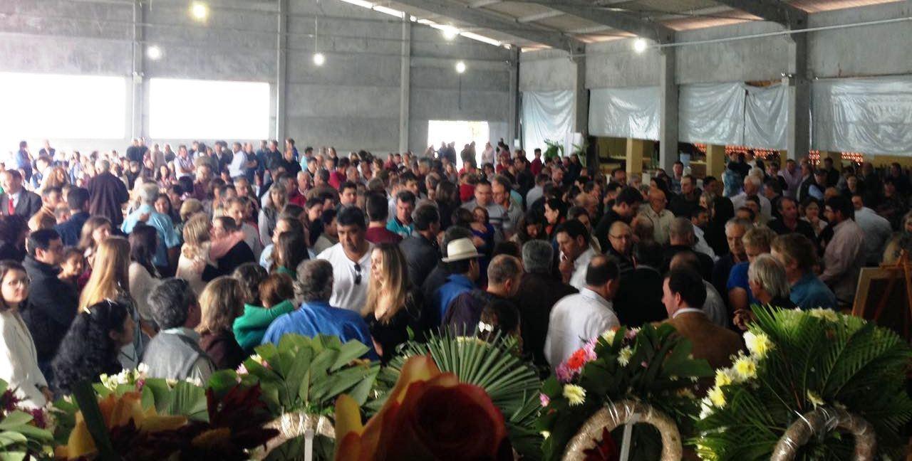 Centenas de pessoas participaram da cerimônia de despedida do ex-prefeito de Aurora Vilmar Zandonai