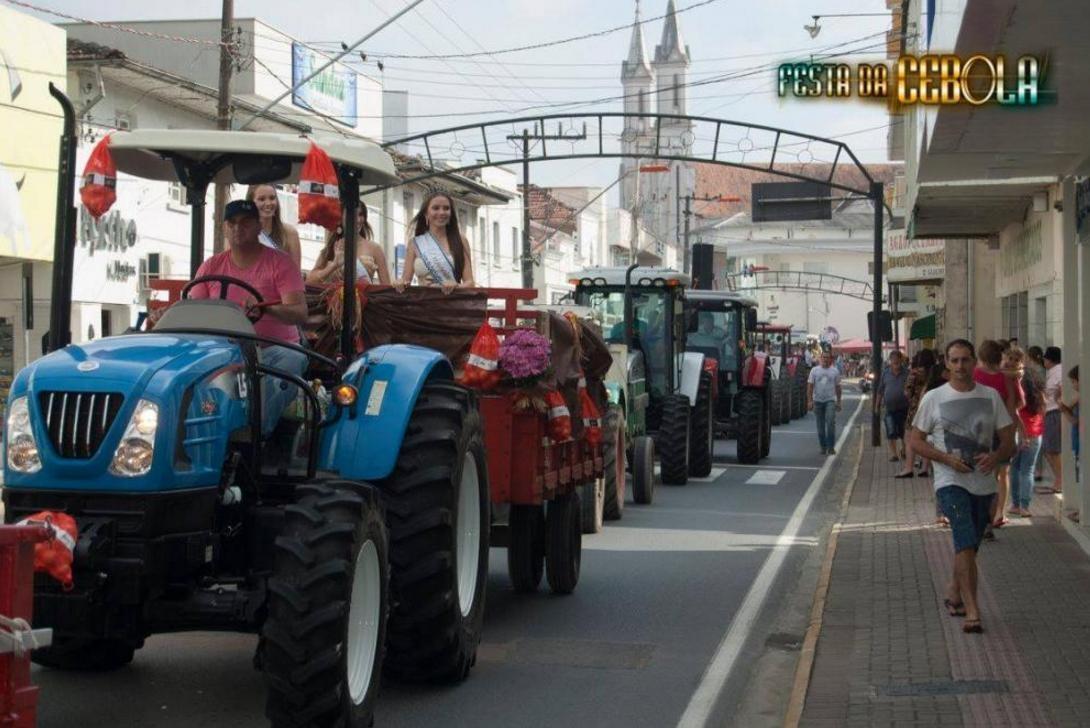Cerca de mil máquinas agrícolas devem participar do Tratoraço na Festa da Cebola