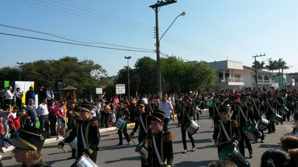 Cerca de três mil pessoas prestigiam desfile cívico em comemoração aos 53 anos de Petrolândia