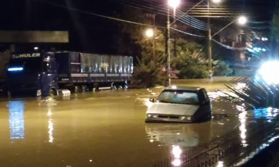 Chuva forte causa alagamentos em Imbuia