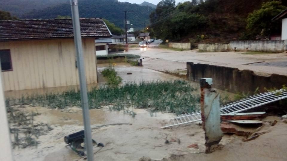 Chuvas causam estragos nas cidades da Região e levam prejuízos para a agricultura