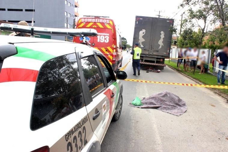 Ciclista morre após ser atropelada por caminhão em Agrolândia 