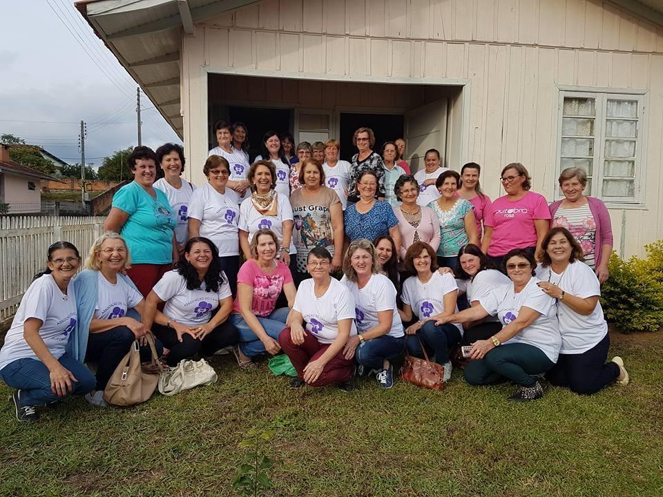 Clube de Mães de Rio Antinhas repassa recursos para Associação de Apoio aos Portadores de Câncer de Ituporanga