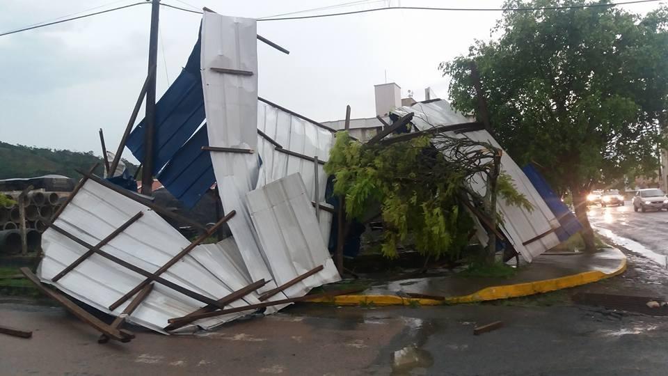 Cobertura de restaurante é arrancada em Ituporanga