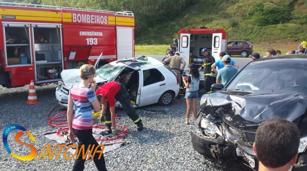 Colisão frontal deixa motorista gravemente ferido em Aurora