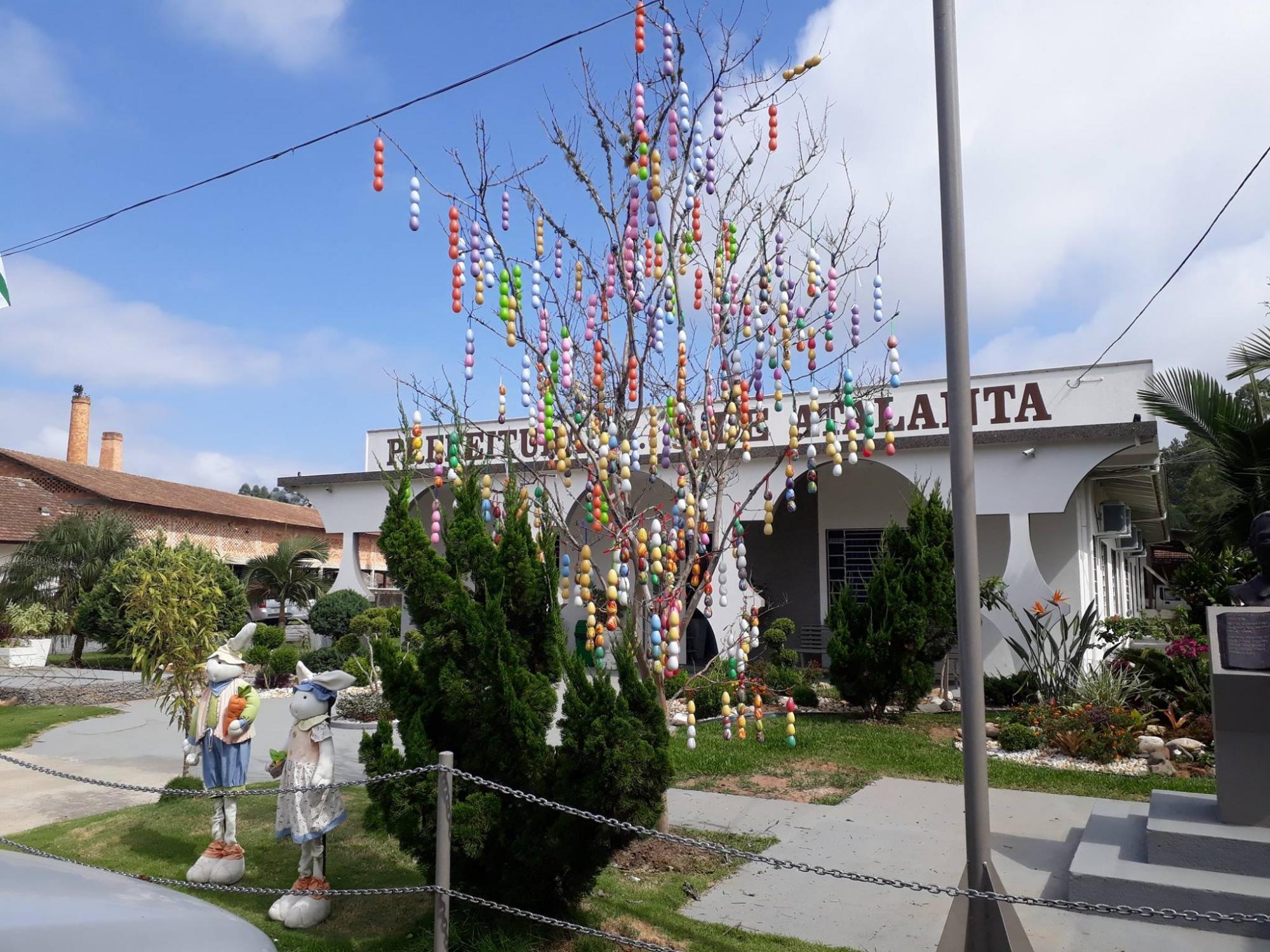 Com a cidade decorada Atalanta entra no clima da Páscoa