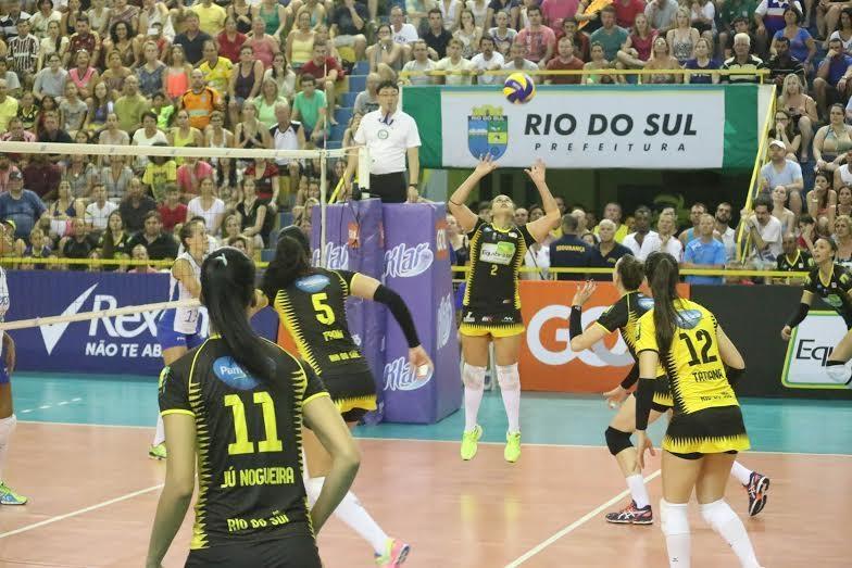 Com ginásio lotado, Rio do Sul/Equibrasil luta até o fim, mas cede vitória ao Rexona-Ades