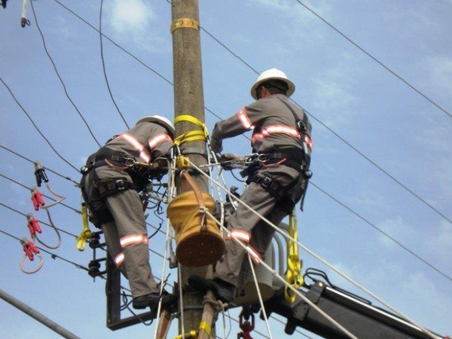 Com o fim da greve empregados da Celesc no Alto Vale trabalham em mutirão para atender serviços pendentes