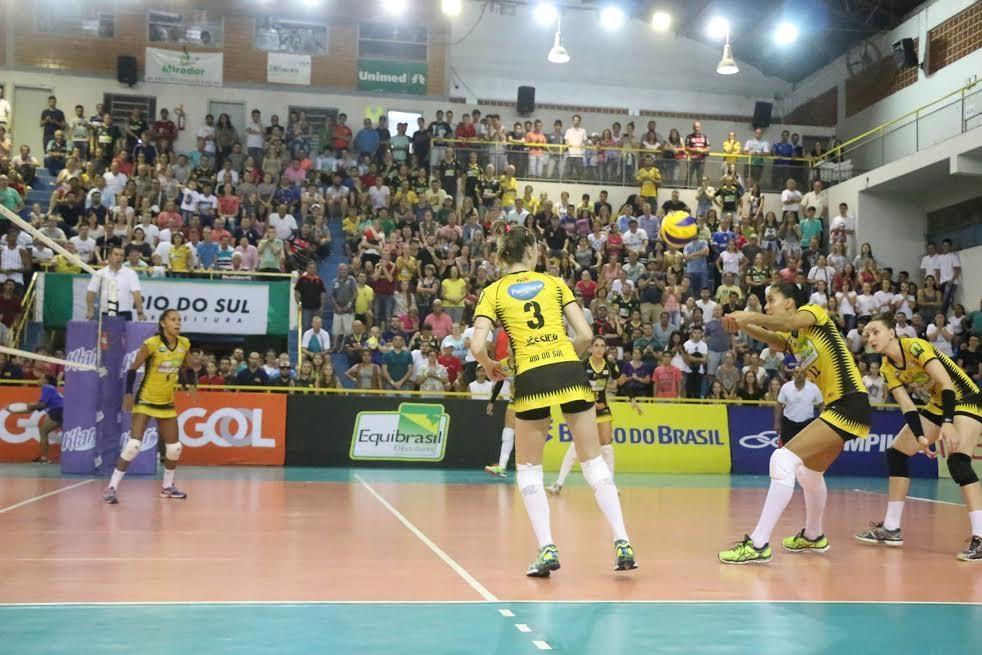 Com uma levantadora, duas viradas de liderança e emoção até o fim, Rio do Sul/Equibrasil vence o Praia Clube 