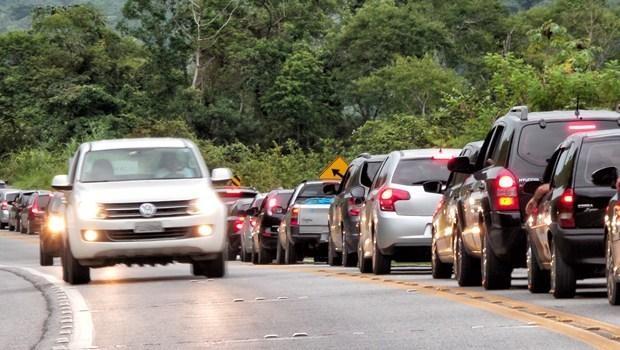 Condutores ainda encontram dificuldades para se adaptar a lei do farol acesso durante o dia