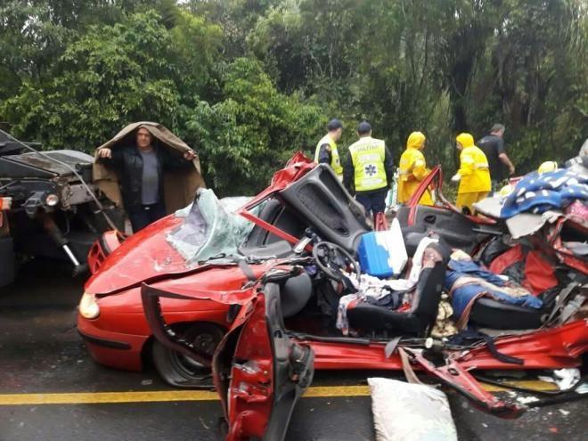 Contêiner cai em cima de carro na BR-470 em Pouso Redondo e deixa três mortos