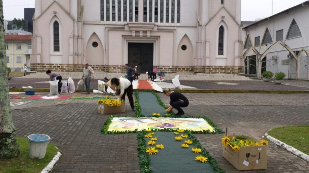 Corpus Christi é celebrado em Ituporanga com confecção de tapetes