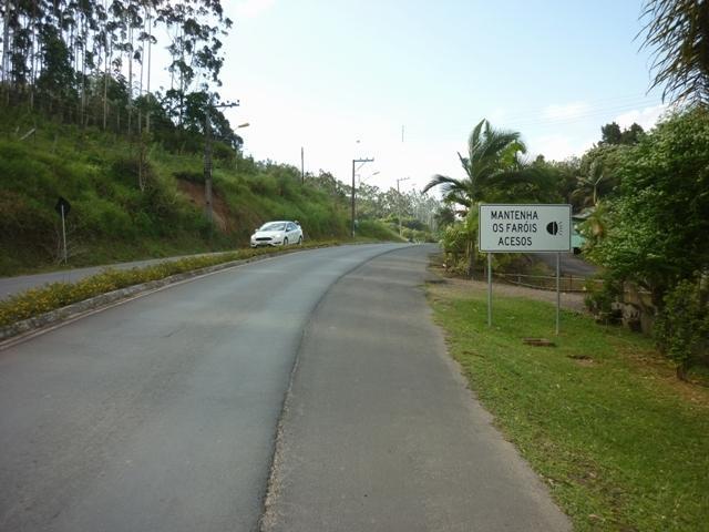 Deinfra instala placas em SCs do Alto Vale alertando para obrigatoriedade dos faróis ligados