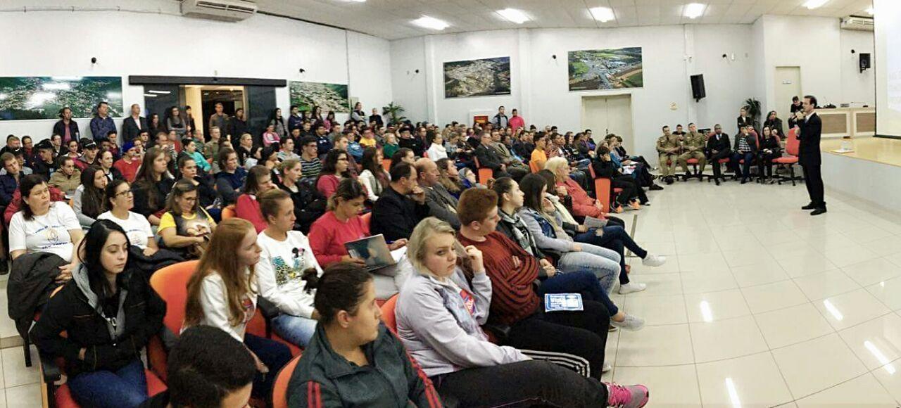 Deputado estadual Ismael dos Santos realiza palestra sobre drogas em Ituporanga