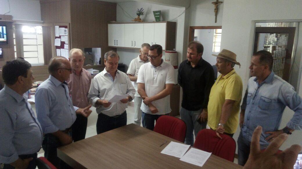 Deputado Peninha recebe documento que solicita construção de ciclovia em Ituporanga