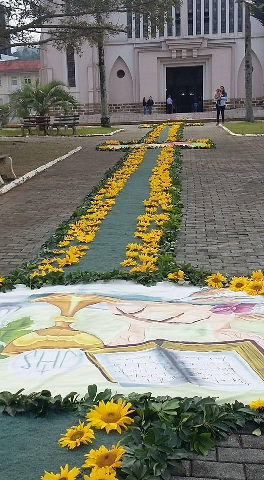 Dia de Corpus Christi é celebrado com procissão e confecção de tapetes em Ituporanga