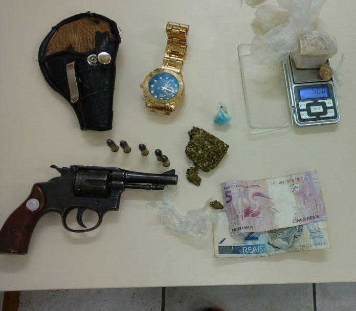 Dois são detidos por tráfico de drogas e porte de arma em Ituporanga 
