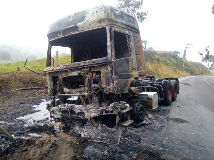 Dois veículos pegam fogo após acidente na SC-350 em Laurentino 