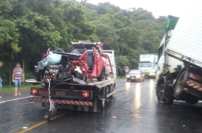 Duas carretas e um carro se envolvem em acidente na BR-470