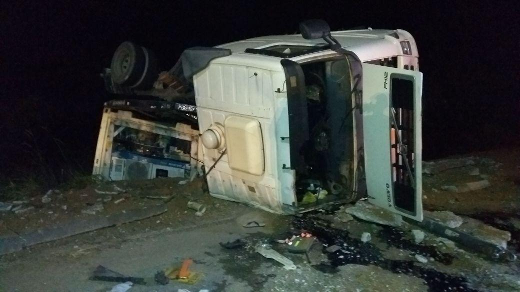 Duas carretas tombam na BR-470 em Ibirama 