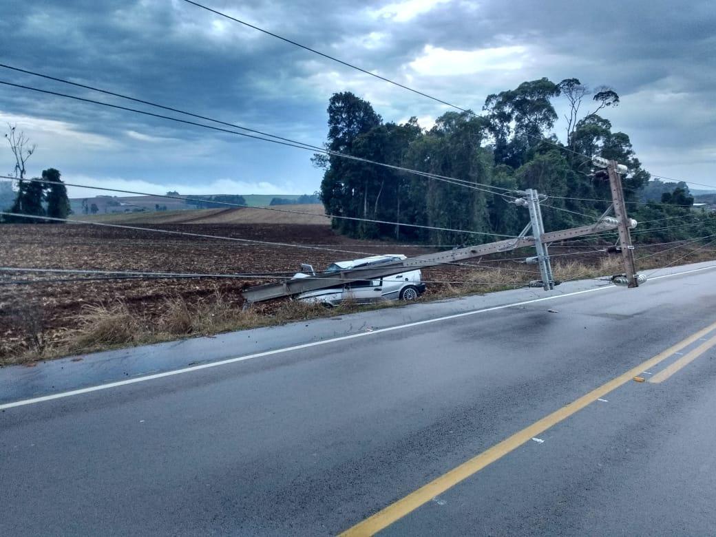 Duas pessoas ficam feridas após carro colidir em poste, em Ituporanga