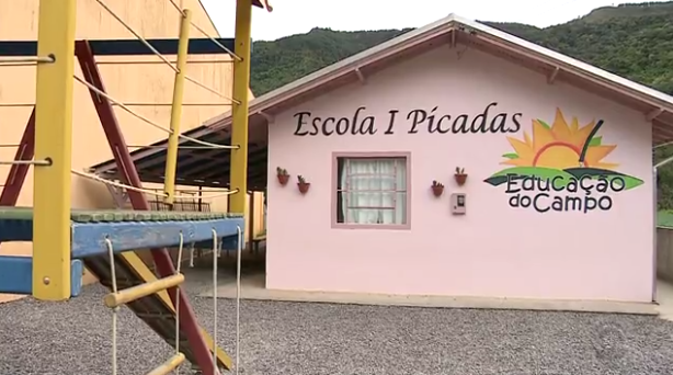 Em Alfredo Wagner professora interrompe aula para fazer comida; pais limpam escola 