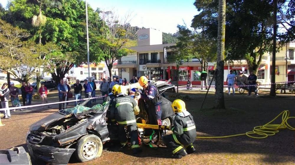 Em comemoração ao Maio Amarelo órgãos de segurança fazem simulação de resgate em Ituporanga