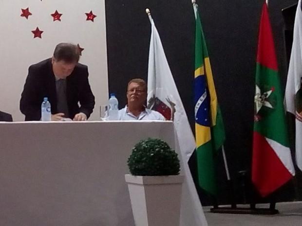 Em Vidal Ramos, com registro de candidatura cassado e sem ser diplomado,  prefeito reeleito toma posse com mandado de segurança