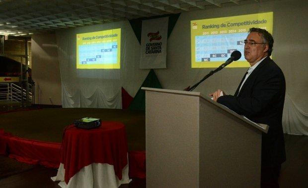 Em visita ao Alto Vale, governador Raimundo Colombo assina convênios e realiza palestra
