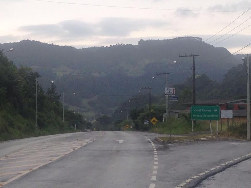 Entidades promovem limpeza da rodovia em Vidal Ramos 