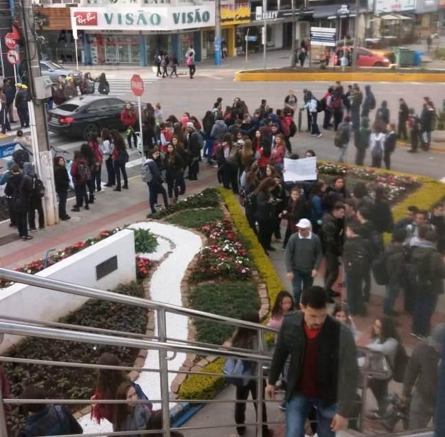 Falta de passes para transporte de alunos da rede estadual de ensino faz estudantes e professores protestarem em Rio do Sul