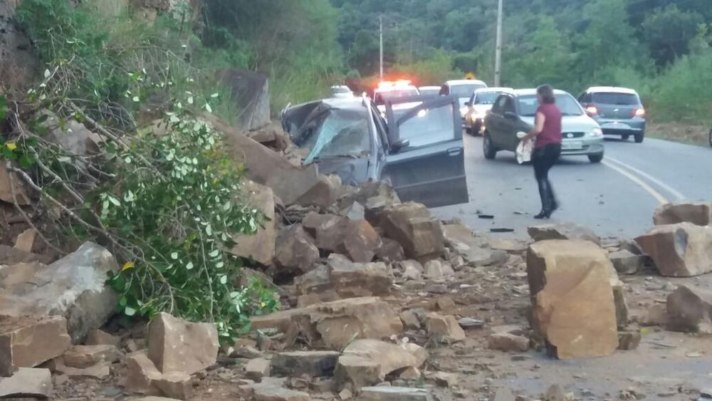 Família sai de carro após criança passar mal e se salva de desmoronamento na SC-340 em Dona Emma