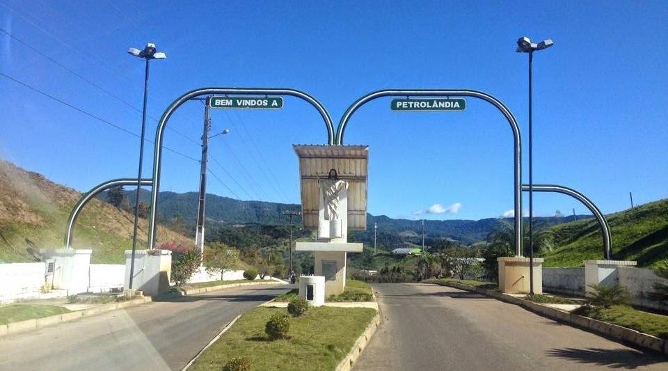 Famílias do conjunto residencial de Petrolândia recebem escrituras dos terrenos