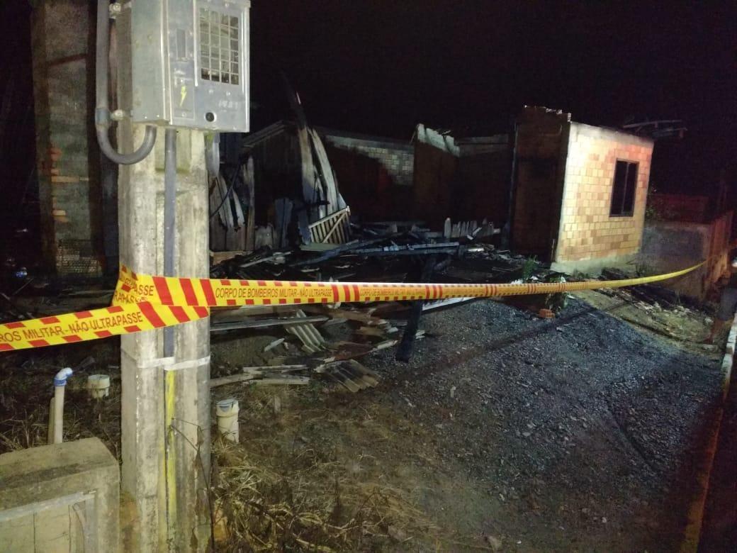 Fogo destrói residência em Leoberto Leal 