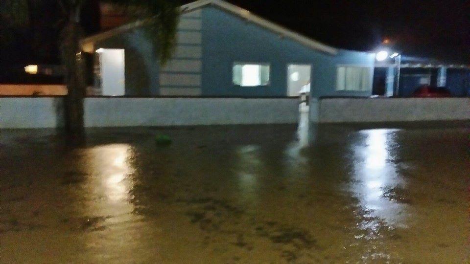 Forte chuva provoca alagamentos e causa prejuízo no centro de Imbuia