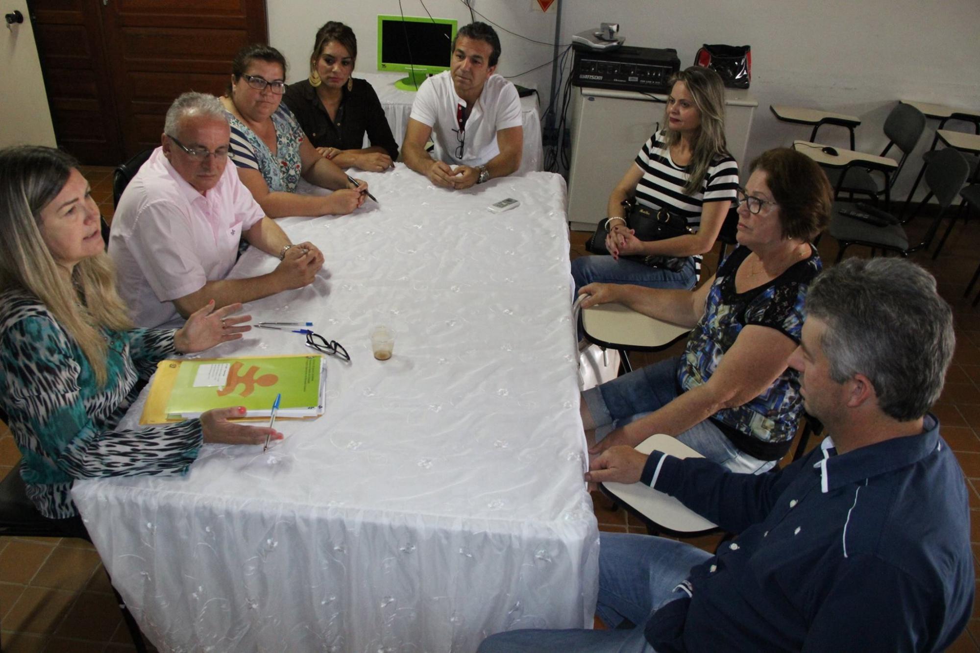 Fundação Catarinense de Educação Especial e ADR assinam termo de cooperação com Apaes  
