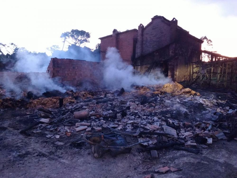 Galpão é destruído pelo fogo em Petrolândia 