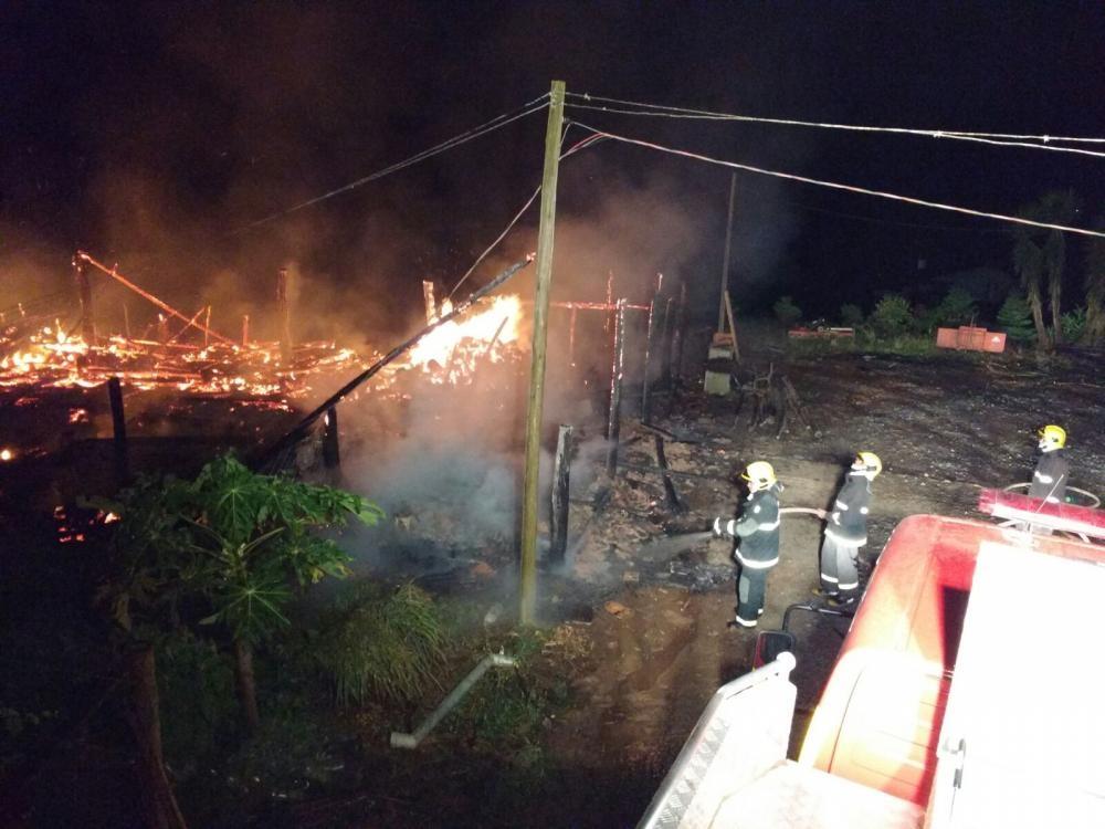 Galpão é destruído pelo fogo no interior de Aurora  